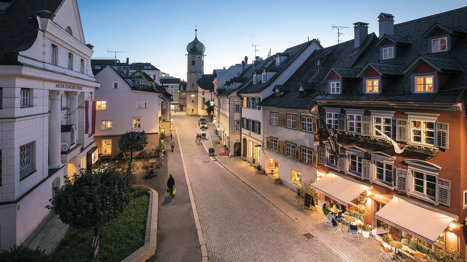 Anton-Schneider-Straße bei Abenddämmerung 